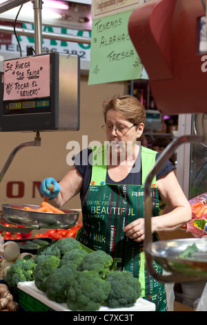 Frisches Obst und Gemüse zum Verkauf auf dem Mercado Central (Zentralmarkt) in Valencia, Spanien Stockfoto