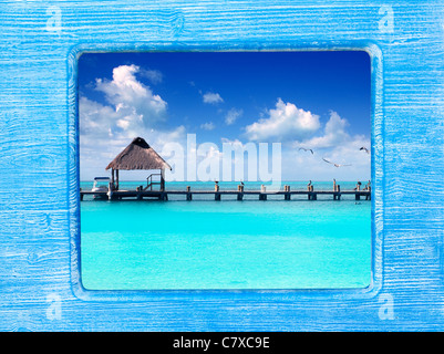 blaue Holz Rahmen mit tropischen Karibik-Strand und Hütte Stockfoto