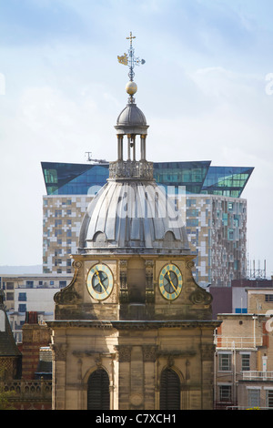 St. Philips Kathedrale in Birmingham. England, zusammen mit The Cube im hinteren Gebäude. Stockfoto