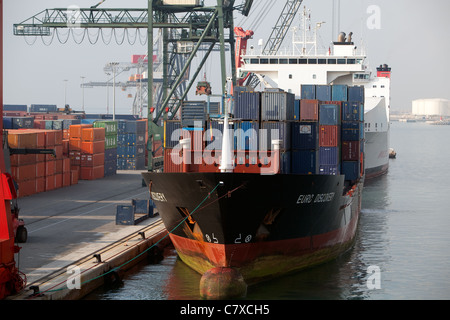 Containerschiff "Euro-Entdeckung" sein Laden am Hafen von Barcelona Spanien Stockfoto