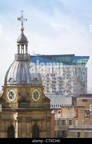 St. Philips Kathedrale in Birmingham. England, zusammen mit The Cube im hinteren Gebäude. Stockfoto