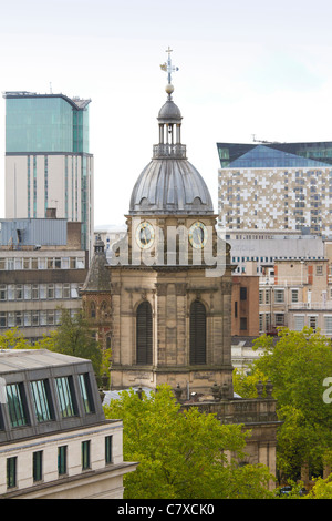 St. Philips Kathedrale in Birmingham. England, zusammen mit The Cube im hinteren Gebäude. Stockfoto