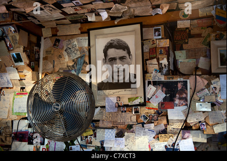Paris Frankreich. Innere des Le Tire-Bouchon Bar und Restaurant mit Jaques Brel in Montmartre. Stockfoto