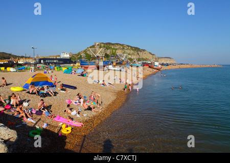 Sonnenanbeter am Strand im Oktober Sonne Hastings East Sussex England UK Stockfoto