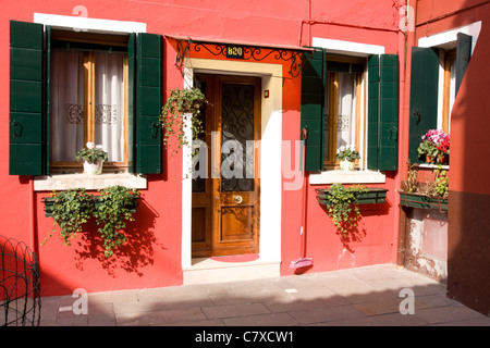 Die Fassade eines der bunt bemalte Häuser auf dem Archipel von Burano, in der Nähe von Venedig, Italien Stockfoto