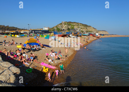 Sonnenanbeter am Strand im Oktober Sonnenschein, Hastings, East Sussex, England, UK Stockfoto