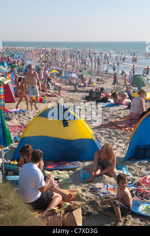 am heißesten Oktober Tag jemals in Großbritannien aufgenommen. Die überfüllten Strand bei West Wittering, West Sussex, UK. Am 1. Oktober Stockfoto