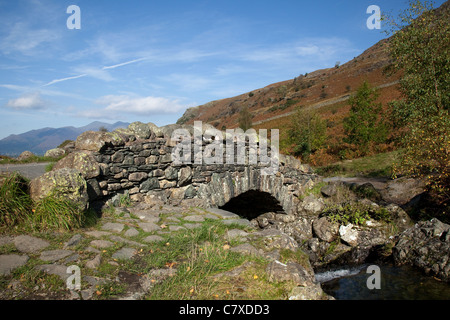 Ashness Bridge traditionelle Steinbaupackhorse Bridge und High Fells   Borrowdale, Lake District, Cumbria, Großbritannien Stockfoto