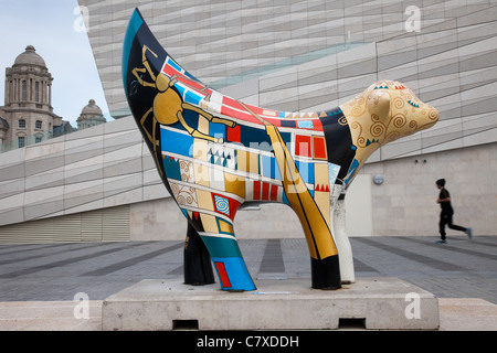 Superlambananas oder Lambanana und Jogger, im Liverpool Museum, Merseyside, Großbritannien Stockfoto