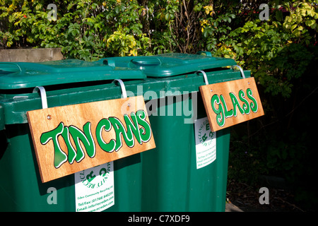 'Tin cans' Glas. Mit der Bezeichnung Grün Kunststoff-leichter Schlag-obere Verweigern, Behälter, Mülltonne, Abfall, Abfall, Recycling, Abfall, Recycling, Abfall, Umwelt, Container, Großbritannien Stockfoto