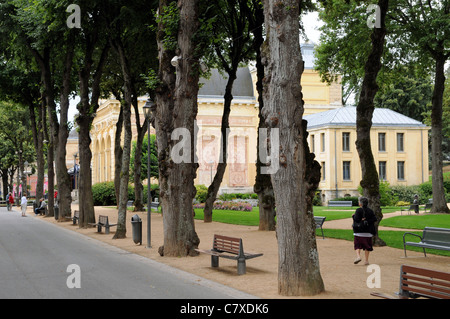 Der von Bäumen gesäumten Promenade des kleine aber schöne französische Spa Stadt der Neris les Bains. Stockfoto