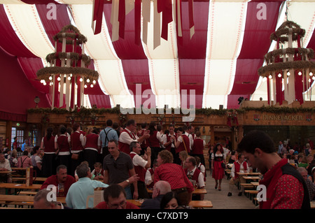 Stuttgart, Deutschland – 25. September 2011: Menschen in einer Bierhalle auf dem Cannstatter Wasen in Stuttgart feiern. Stockfoto