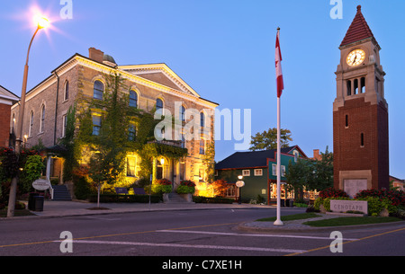 Kanada, Ontario, Niagara-on-the-Lake, Court House und Kenotaph (Clock Tower) in der Queen Street, der Hauptstraße Stockfoto
