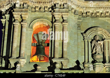 Spanien, Jakobsweg: Detail der Hauptfassade des Klosters von Samos in Galizien bei Nacht Stockfoto
