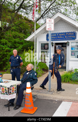 Verstärkung für Nassau County Hilfspolizei gekleidet eine Schaufensterpuppe in Uniform und zwei Offiziere in Bellmore Festival NY USA 2011 Stockfoto