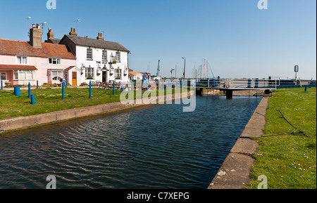 Die Schleuse in Heybridge Becken, Essex mit Old Ship Inn im Hintergrund. Stockfoto