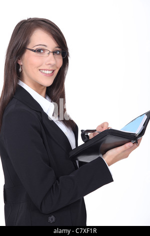 Junge Frau mit einem persönlichen organizer Stockfoto