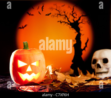 Orange Halloween Kürbis Laterne mit Herbstlaub Stockfoto