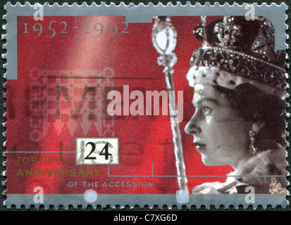 UK - 1992: Eine Briefmarke gedruckt in England, widmet sich den 40. Jahrestag der Thronbesteigung, zeigt Königin Elizabeth II. Stockfoto