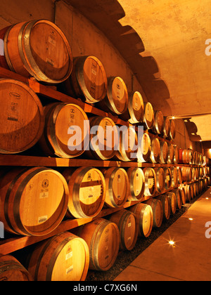 Kanada, Ontario, Niagara-on-the-Lake, Wein-Fässer im Weinkeller im Weingut Jackson Triggs Stockfoto