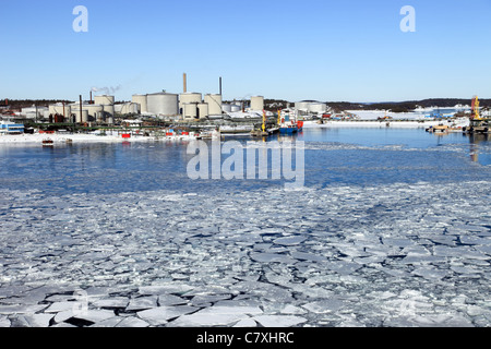 Öl-terminal mit Lagertanks im Hafen Nynashamn, Schweden. Stockfoto