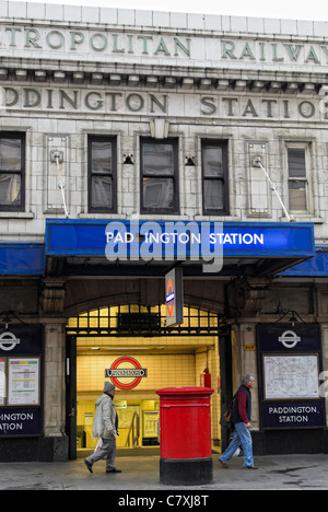 Eingang zu den Bakerloo, Circle und District Line-Plattformen der u-Bahnstation Paddington, London Stockfoto