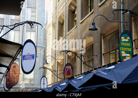 Anzeichen für Coffee-Shops über eines der Gassen für die Melbourne, Australien, bekannt ist. Stockfoto