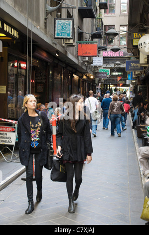 Attraktive junge Frauen Einkaufen in trendigen Centre Place, eines der beliebtesten und atmosphärischen Gassen in Melbourne, Australien. Stockfoto