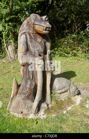 Ein Llandoddie Holzskulptur von Dave King in der Nähe von Llnadrindod Wells See, Powys, Wales Stockfoto