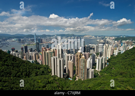 Die berühmte Ansicht von Hong Kong von Victoria Peak mit der zentralen Geschäftsviertel und den Victoria Harbour unten. Stockfoto