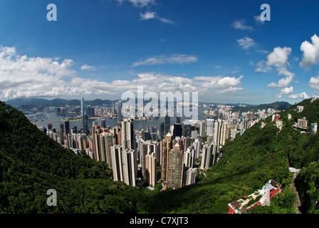 Ein Fischauge Foto von den berühmten Blick auf Hong Kong vom Victoria Peak mit dem central Business District und dem Victoria Hafen unten. Stockfoto