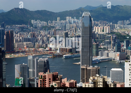 International Finance Centre 2 (IFC 2) überragt die Gebäude des Central mit Tsim Sha Tsui und Kowloon Hügel. Stockfoto