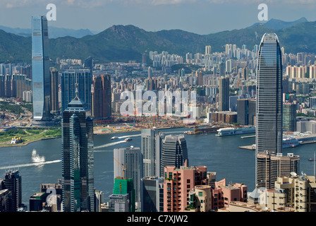 Blick über den Hafen, das International Finance Center 2 (IFC 2) auf der rechten Seite, das International Commerce Center (ICC) in West Kowloon auf der linken Seite. Stockfoto