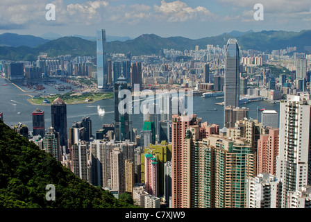 Ein Blick auf Central mit International Finance Centre 2 (IFC 2) auf der rechten Seite und International Commerce Centre (ICC) links Stockfoto