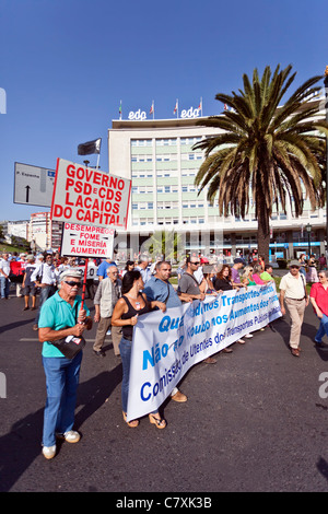 Demonstration gegen den IWF, Sparmaßnahmen und Verteidigung der Beschäftigung, Löhne und Renten. Lissabon, 1. Oktober 2011. Stockfoto