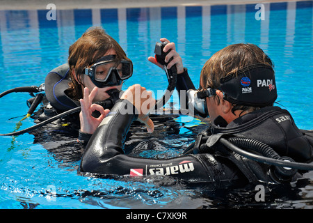 Tauchgang Lektion im Pool, Elba, Italien Stockfoto