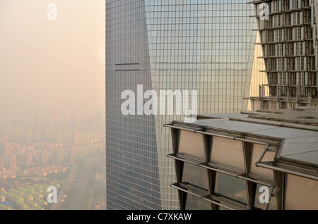 Detailansicht für das Shanghai World Financial Center mit dem Jin Mao Tower in den Vordergrund und Stadtteil Pudong in Smog gehüllt Stockfoto