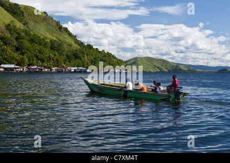 Bootsfahrt auf dem Lake Sentani, Jayapura, West Papua, Indonesien Stockfoto