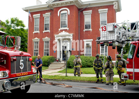 Ein Brand in einem Haus in der Innenstadt von Toledo, Ohio. Stockfoto