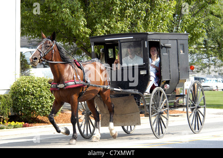 Amische Familie gehen über ihr Geschäft Ina Pferdegespann in Shipshewana, Indiana. Stockfoto