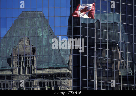 Kanada, Ontario, Toronto: Altes Rathaus spiegelt sich auf Gebäude Stockfoto