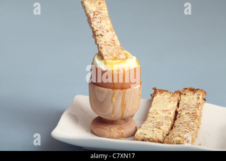 Ein Toast "Soldier" eingetaucht in ein weich gekochtes Ei Stockfoto