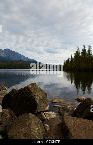 felsige Ufer, Strbske See, Strbske Pleso, Slowakei Stockfoto