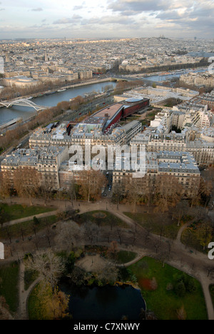 Der Blick auf Montmartre und am Ufer vom Eiffelturm, Paris. Stockfoto