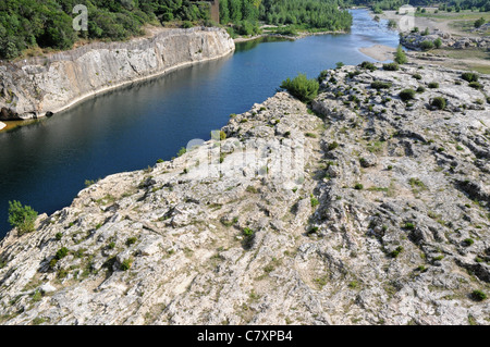 Gard-Fluss auch genannt Fluss Gardon in der Nähe von Remoulins in Frankreich - Blick vom alten römischen Pont du Gard Aquäduktbrücke Stockfoto