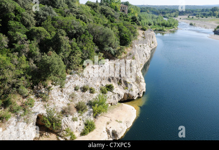 Gard-Fluss auch genannt Fluss Gardon in der Nähe von Remoulins in Frankreich - Blick vom alten römischen Pont du Gard Aquäduktbrücke Stockfoto