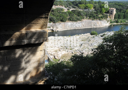 Gard-Fluss auch genannt Fluss Gardon in der Nähe von Remoulins in Frankreich - Blick vom alten römischen Pont du Gard Aquäduktbrücke Stockfoto