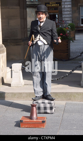 Charlie Chaplin Pantomime außerhalb der City Chambers in Edinburgh Stockfoto