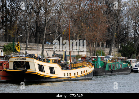 Hausboote auf der Seine, Paris. Stockfoto