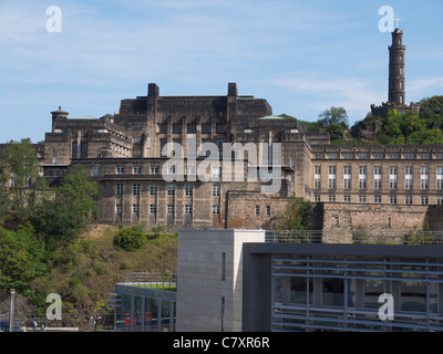 Schottische Regierung Gebäude mit Nelsons Denkmal im Hintergrund Stockfoto